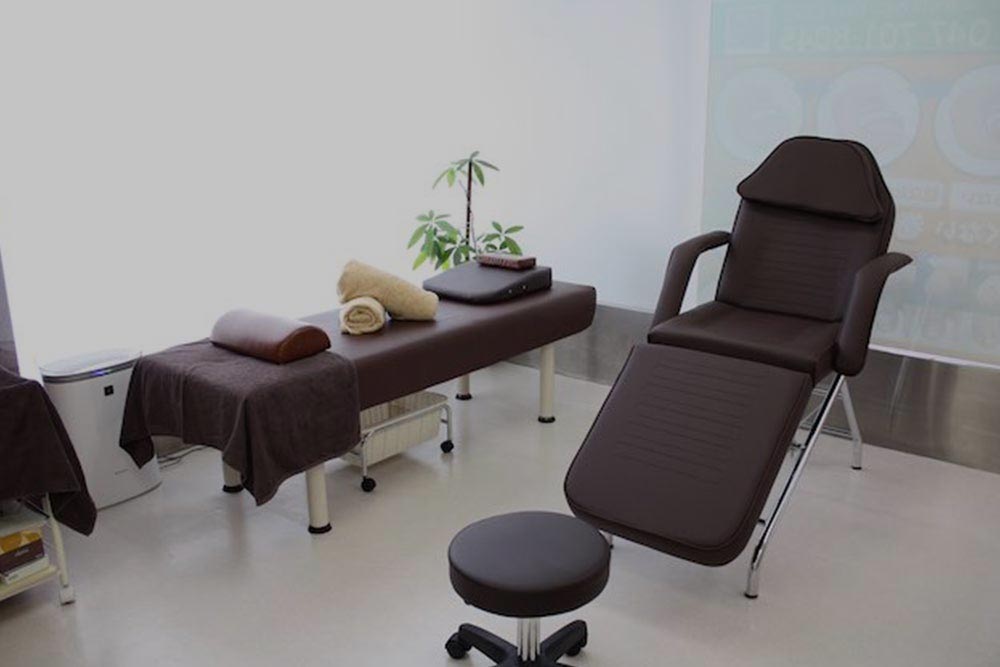 巻き爪矯正院クーレの施術ベッドと施術の椅子